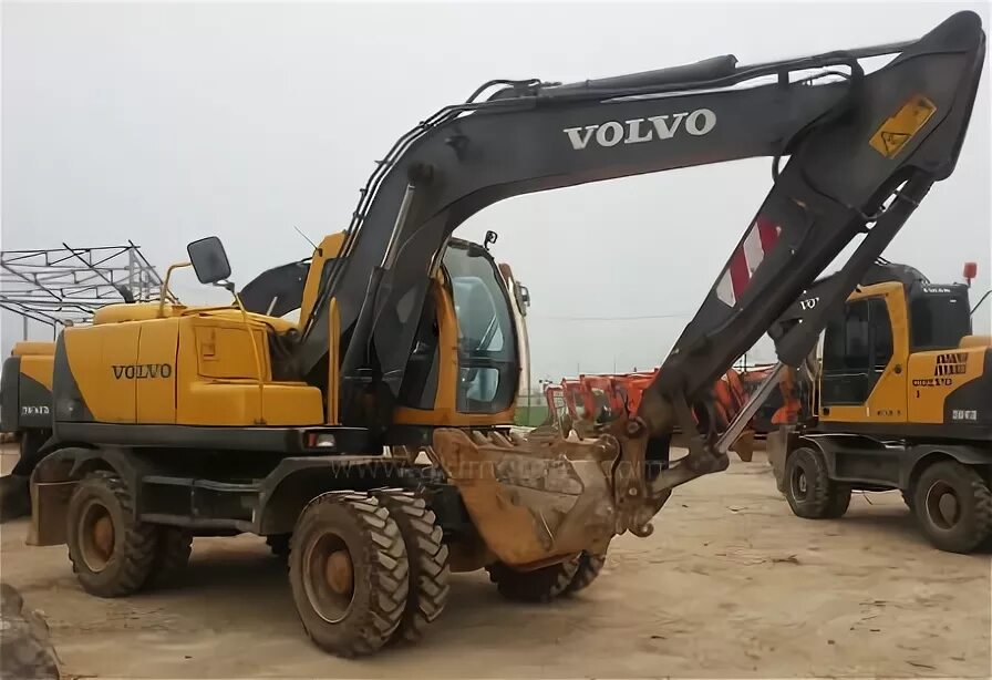 Экскаватор бу вольво. Volvo ew130. Экскаватор колесный Volvo ew140d. Вольво 680 экскаватор колесный. Вольво колёсный экскаватор 2003.