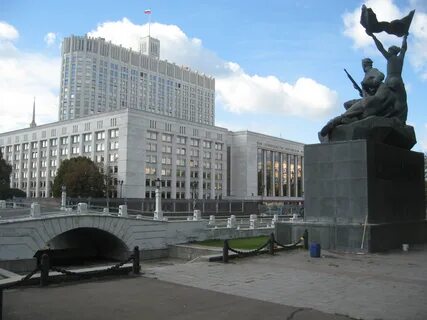 Напротив дома правительства