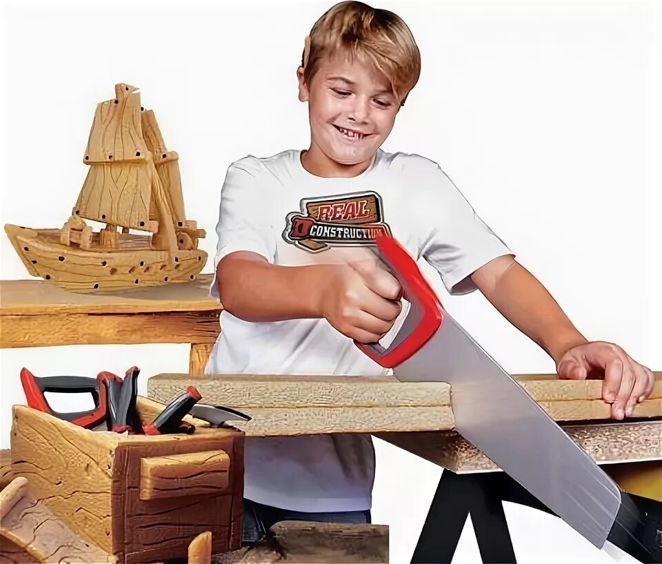 мальчик пилит. дети пилят. пилят дрова двуручной пилой. дети пилят. молоток для детей.