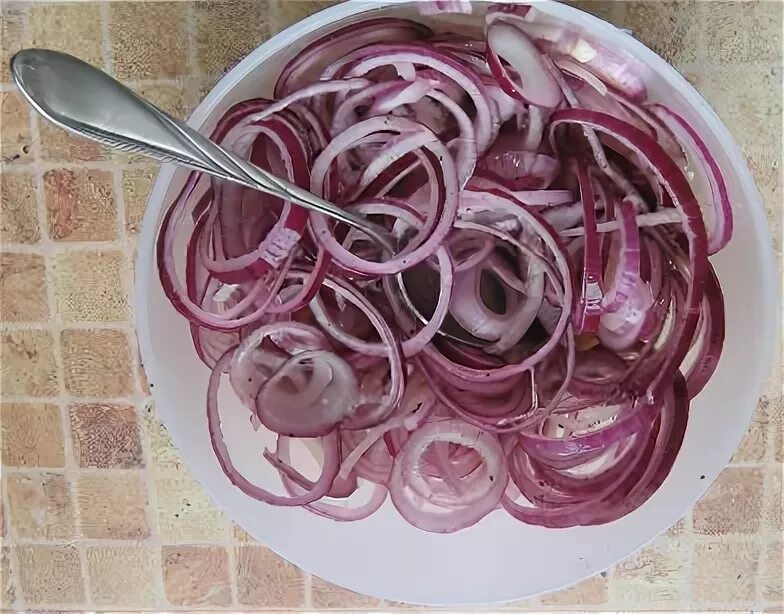 Лук маринованный для шашлыка быстро и вкусно. Шашлык с красным луком. красная приправа которой посыпают лук для шашлыка. маринованный красный лук к шашлыку рецепт.