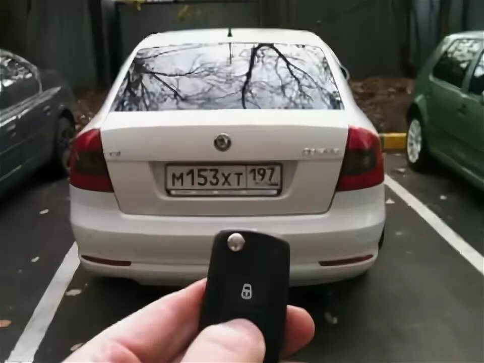 Как открыть октавию а5. Электропривод багажника Octavia a5. Skoda Octavia a5 FL автоматическое открытие багажника. Электропривод крышки багажника Skoda Rapid. Электропривод багажника Skoda Octavia a7.