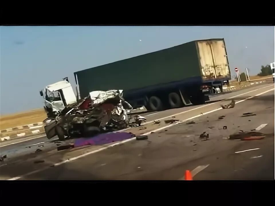 Видео аварии с грузовиком. Подборка аварий грузовиков - аварии и дтп. Аварии грузовиков дальнобойщиков. Аварии грузовиков дальнобойщиков. Видео аварии с грузовиком.