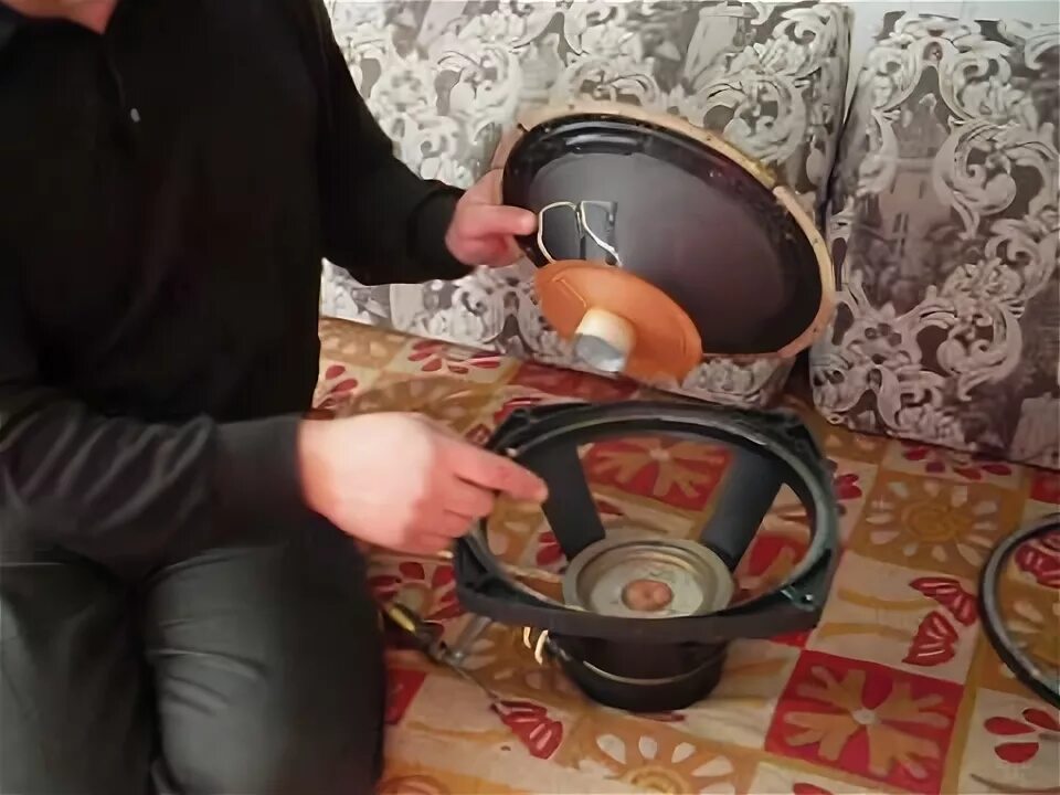 Подвесы для динамиков. Перемотка катушки динамика. Перемотать динамики. Динамик в разборе. Лопасти для бетономешалки сбр 132 а.