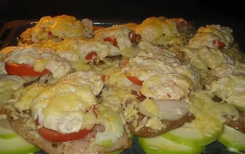 Свинина с ананасами. Свинина запеченная в кабачке. Стейк рибай. Мясо под сыром в духовке из свинины. Свинина с кабачками и картофелем и помидорами в духовке рецепт.