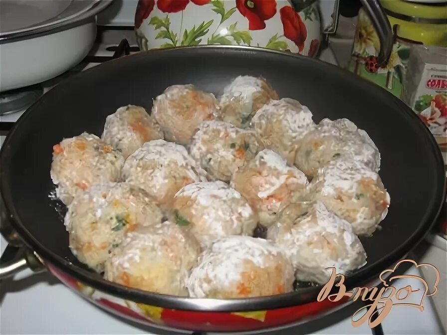 Рыбные тефтели на сковороде рецепт. Тефтели из куриного фарша на сковороде. Рыбные тефтели на сковороде рецепт. Тефтели с рисом с подливкой. Тефтели замороженные.