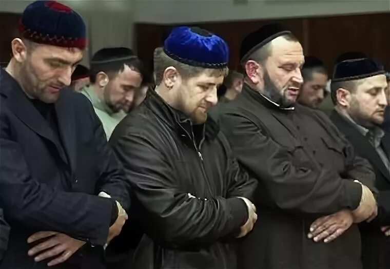 Кадыров намаз. Чеченцы на намазе. Намаз чеченских военных. Намаз Кадырова в Кремле.