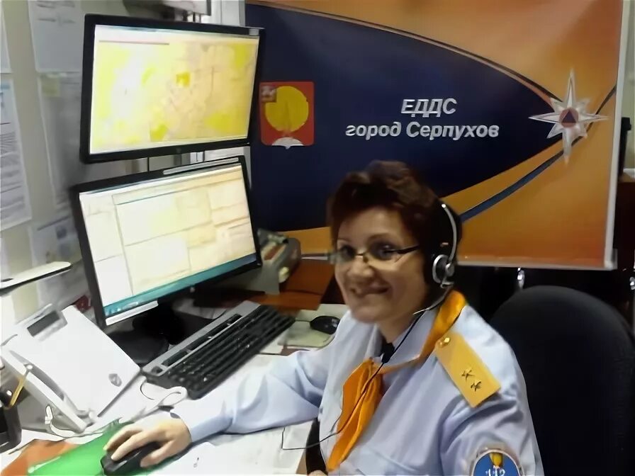 диспетчер экстренных служб. служба 112 подмосковье. диспетчерский пульт srm-7020c. электросеть серпухов. серпухов здание администрации.