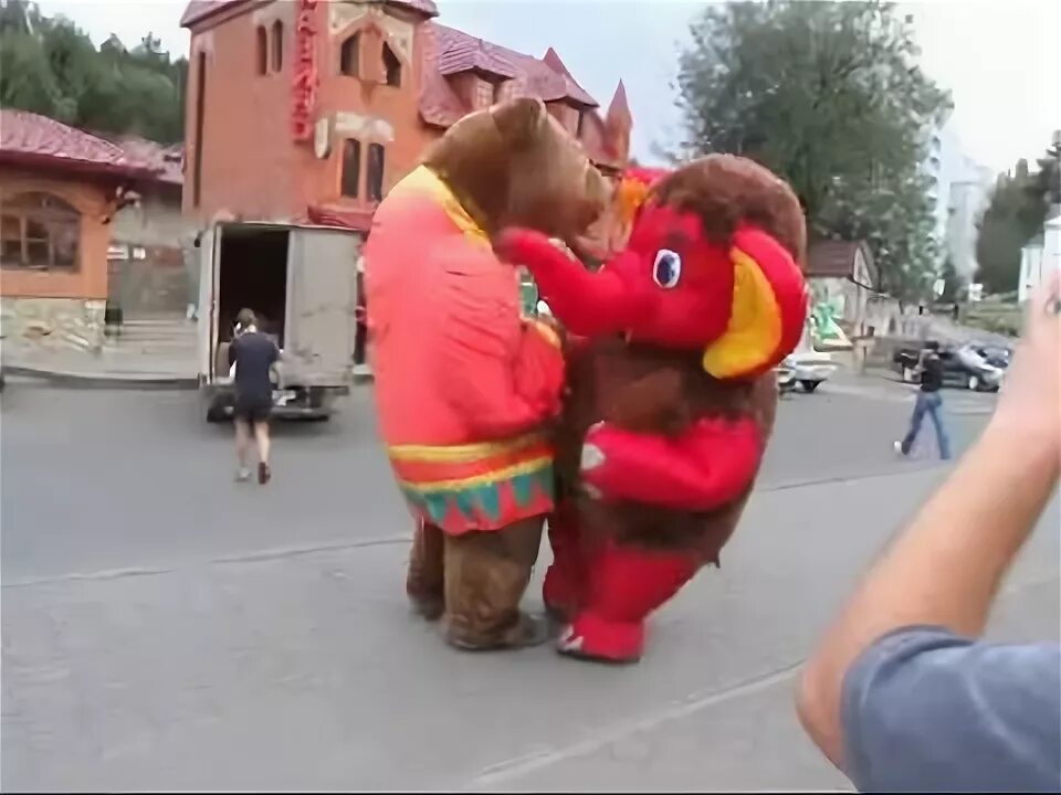 Аниматоры дерутся. Аниматоры дерутся. Драка аниматоров. Драка аниматоров в костюмах. Упоротые гифки.