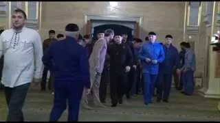 Кадыров намаз. Мечеть имени Абдул-Хамида Кадырова[33].. Рамзан Кадыров совершает намаз. Кадыров совершает намаз. Кадыров делает намаз на Украине.