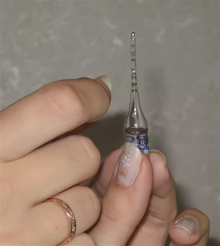 точки надлома на ампуле. вскрытая ампула. вскрыть ампулу с инъекцией. как вскрыть ампулу для укола. для открывания ампул для уколов.