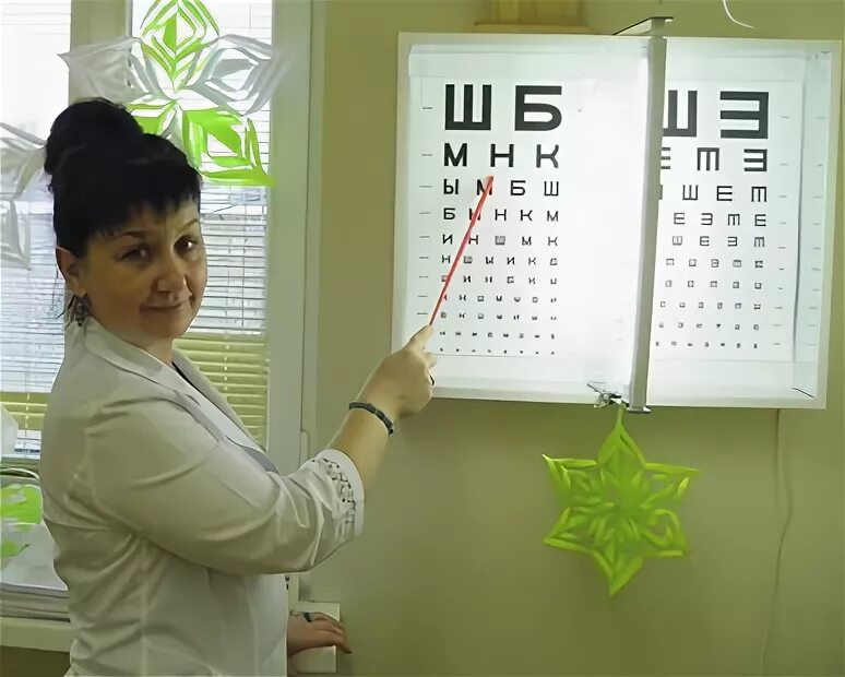 Доска для зрения у офтальмолога. Медосмотр окулист. Окулист медкомиссия. Осветитель таблиц для проверки зрения. Медкомиссия у окулиста.