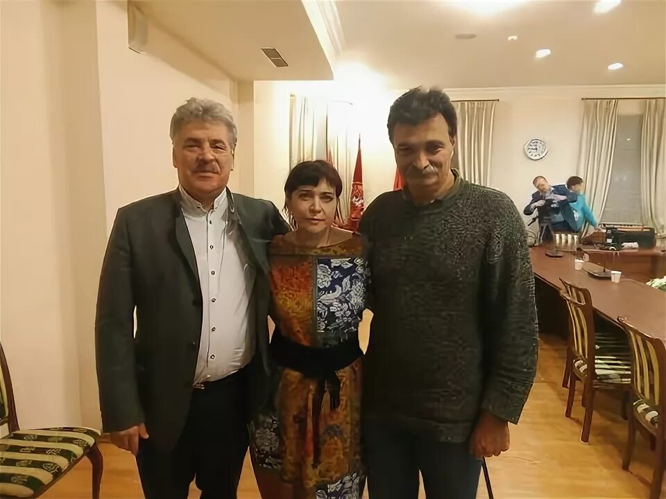 Какого цвета были усы у Грудинина?