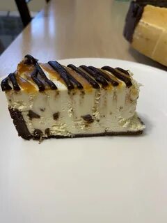 Ела чизкейк невкусно еду к продюсеру
