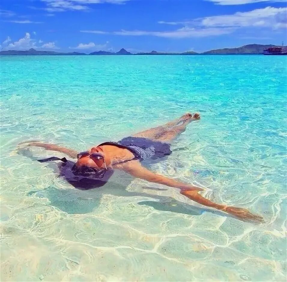 Лежа на воде на спине. Лежит на море. девушка лежит на воде море. девушка на мальдивах. девушка лежит на море.