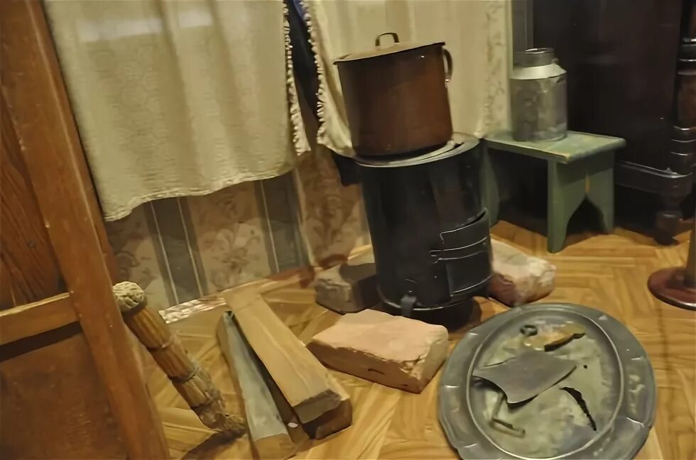 печь буржуйка в блокадном ленинграде. печь буржуйка ленинград. печка буржуйка блокада. буржуйка в блокадном ленинграде. печка буржуйка в блокадном ленинграде.