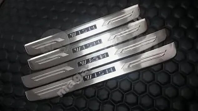Накладки на пороги mark 2 110. Накладки на пороги тойота виш 2 поколение. Накладки на пороги виш. Накладки на пороги виш. Пороги тойота виш 2003.