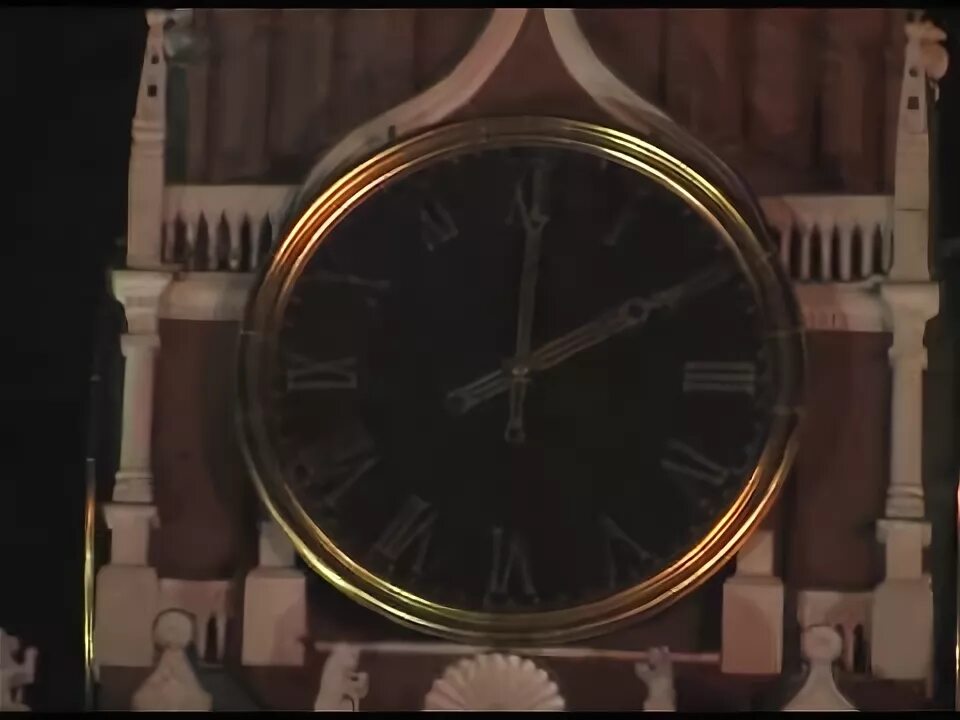 Кремлёвские куранты 1982-2021. Звонок бой курантов. Кремлевские куранты с днём победы. Циферблат часов на спасской башне московского кремля. Куранты.