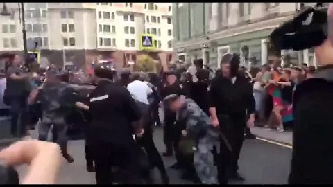 Бьют людей видео