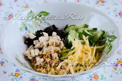 Салат с копченой курицей чернослив огурец