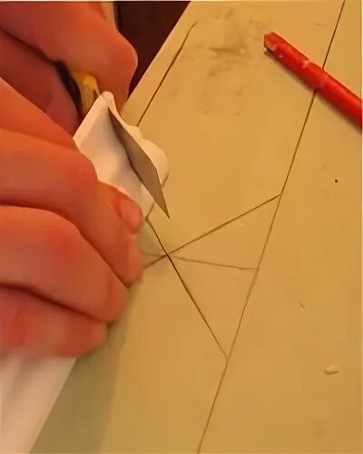 Как обрезать угол без стусла потолочный. Потолочный плинтус из пенопласта углы вырезать. подрезка потолочного плинтуса в углах без стусла. зарезка углов потолочного плинтуса. трафарет для вырезания углов плинтуса.