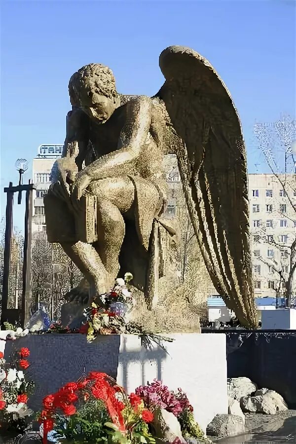 Жертвам политических репрессий в самаре в парке гагарина. Скорбящий ангел тольятти история. Памятник жертвам политических репрессий тольятти. Тольятти надгробье ангел скорбящий. Памятник скорбящий ангел в тольятти.