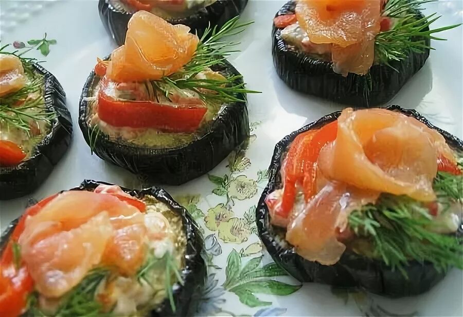 Рыба с баклажанами. Рыба запеченная с баклажанами. Баклажаны с семгой. Баклажаны с рыбой запеченные в духовке. Красная рыба с баклажаном.