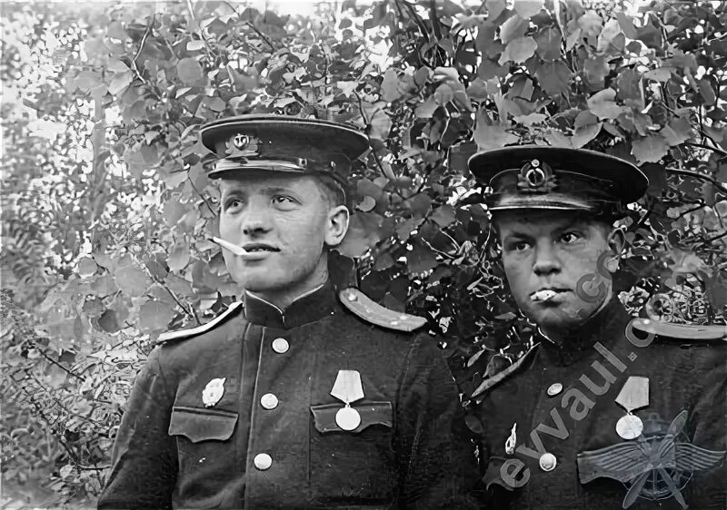 Освобождение молдавии 1944. Льво́вско-сандоми́рская опера́ция (13 июля — 29 августа 1944). Бойцы красной армии 1941-1945 в грязи. П 1944. Лагерь партизан.