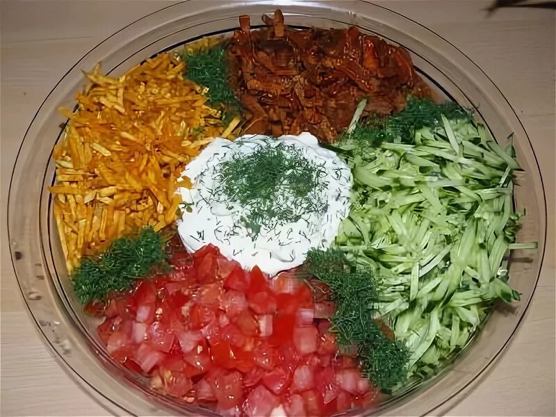 Салат ромашка кучками. Салат радуга морковча. Салат кучками с чипсами. Салат кучками. Салат ромашка кучками со свеклой.