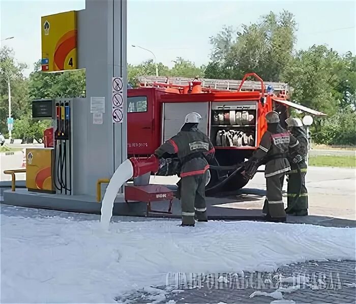 горит азс. пожар в камне на оби. автозаправочная станция пожар. пожарники тушат пожар. учение пожарных на азс.
