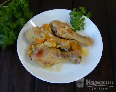 Голень тушеная с морковью и луком