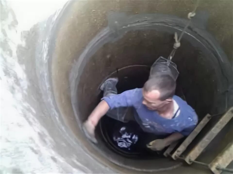Чистка колодца. Ремонт колодцев москве. Углубление колодца ремонтными кольцами. Ремонт колодцев москве. Труба ремонтная для колодца.