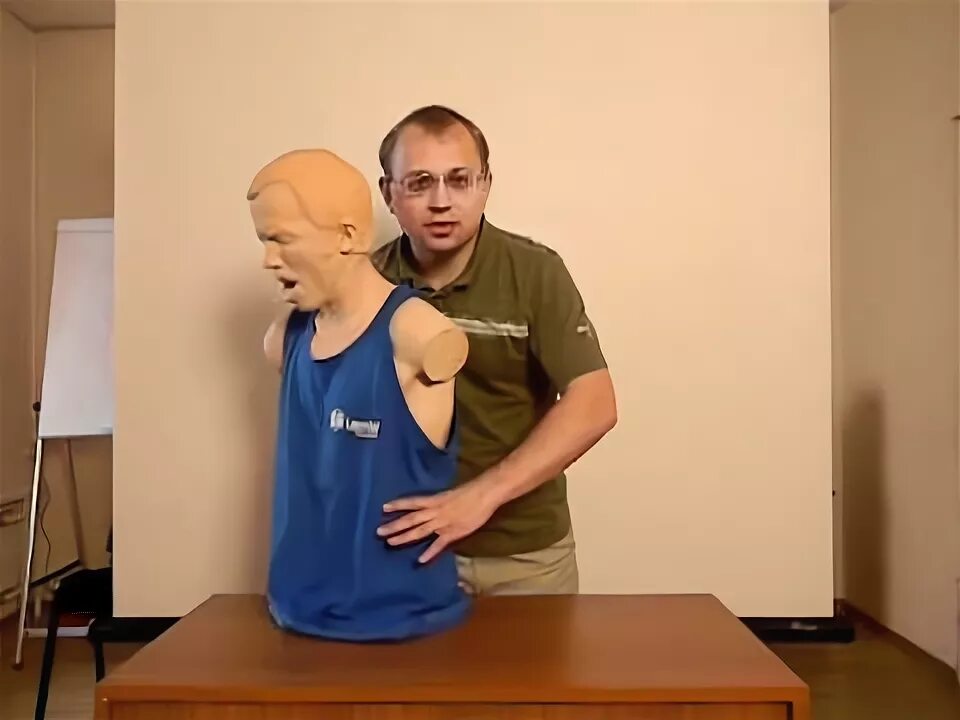 Подавится мацой. Человек подавился видео. человек подавился фото. прием геймлиха. подавился мацой.