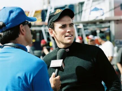 Kárpótlásul felajánlja lányának, hogy maga választhat egy országúti cirkáló...