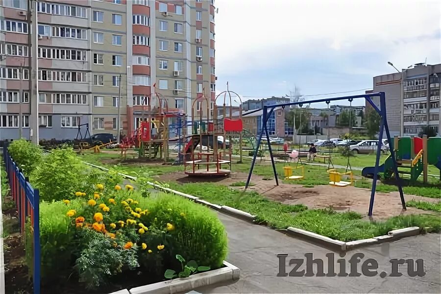 Двор ижевск. Дворик ижевск. Красивые дворы ижевска. Ижевск ул репина 35. Берша 4 ижевск.