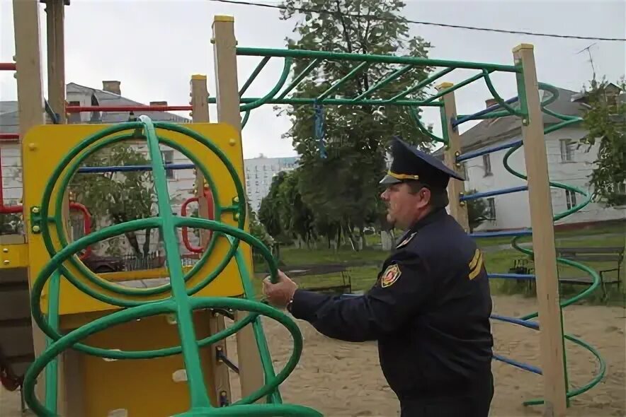 комсомольский парк рязань. мамы на детской площадке. детская площадка безопасность. проверили детские площадки зимой. детские спортивные площадки.