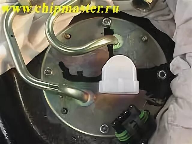 Где находится датчик топлива на ниве Паліўная рампа рухавіка 2111 (1,5i 8v) замена рэгулятара ціску паліва (ВАЗ-211
