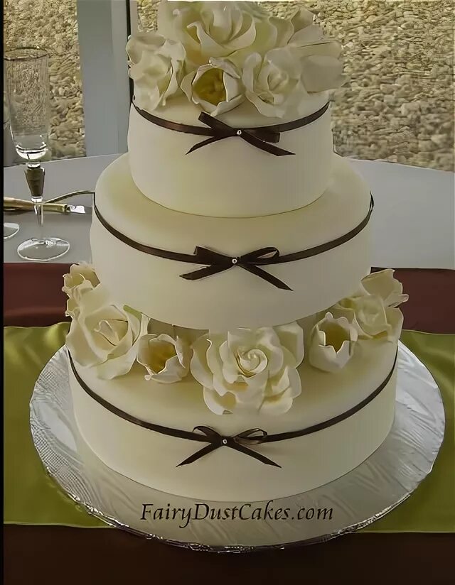 Тортабелла. Свадебный торт Беллы. Свадьба Беллы и Эдварда торт. Свадебный торт с кольцами и именами. Торт Белл.