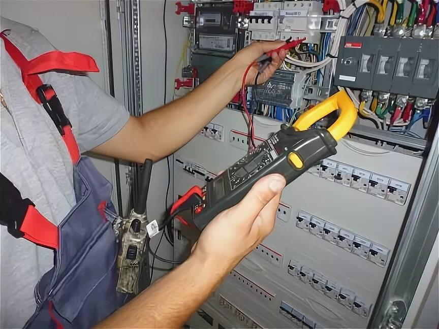 Электромонтер по обслуживанию электрооборудования. Электрик эдуард волжский. Слесарь-электрик по ремонту оборудования. Подработка в волжском электриком. Слесарь электрик.