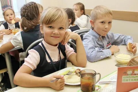 Дети едят в школьной столовой
