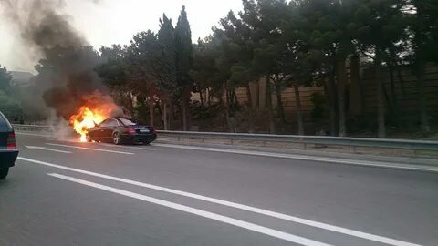 Горит mercedes