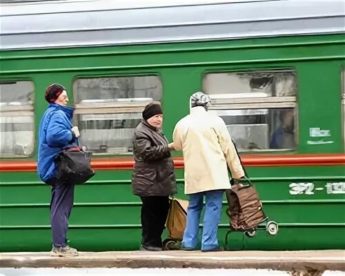 Задержка поезда на час. Дачники в электричке. Задержка электрички фото. Задержка электрички на Кунцевском. Задержка поезда.