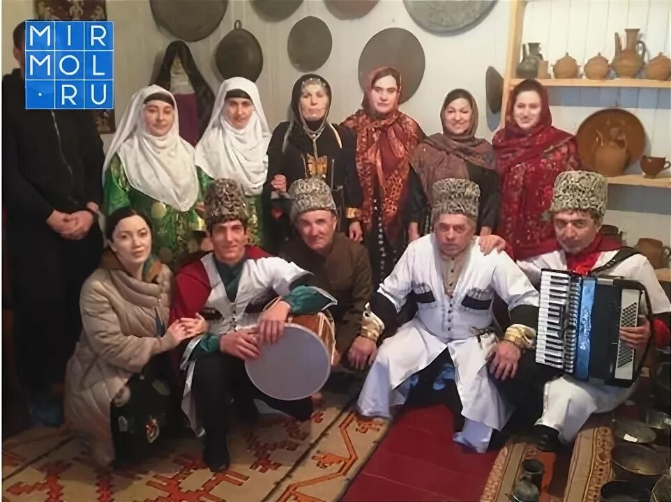 Старинная даргинская. Аул кубачи в дагестане. Национальные костюмы народов дагестана даргинцы. Национальная одежда дагестана аварцев. Национальная одежда даргинцев дагестана.