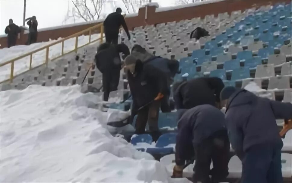 Каг вчера очистили стадион от снега. На расчищенном стадионе предложение. Расчищенный стадион