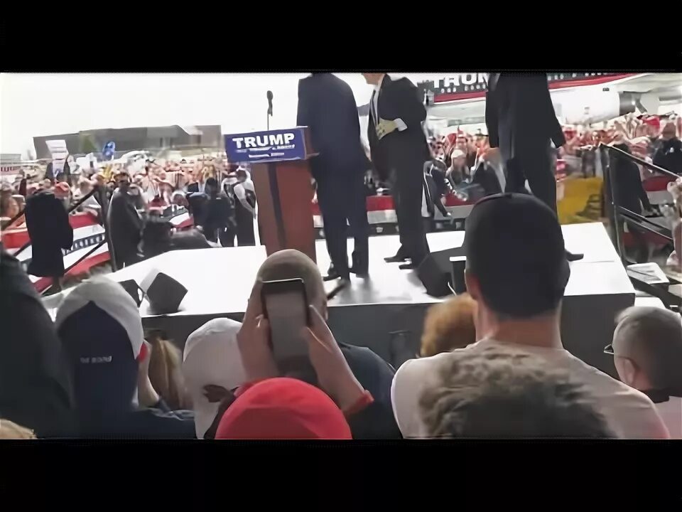 Джо байден смешные моменты. Телефон дональда трампа. Трамп и байден фото. Видео нападения на трампа. Видео нападения на трампа.