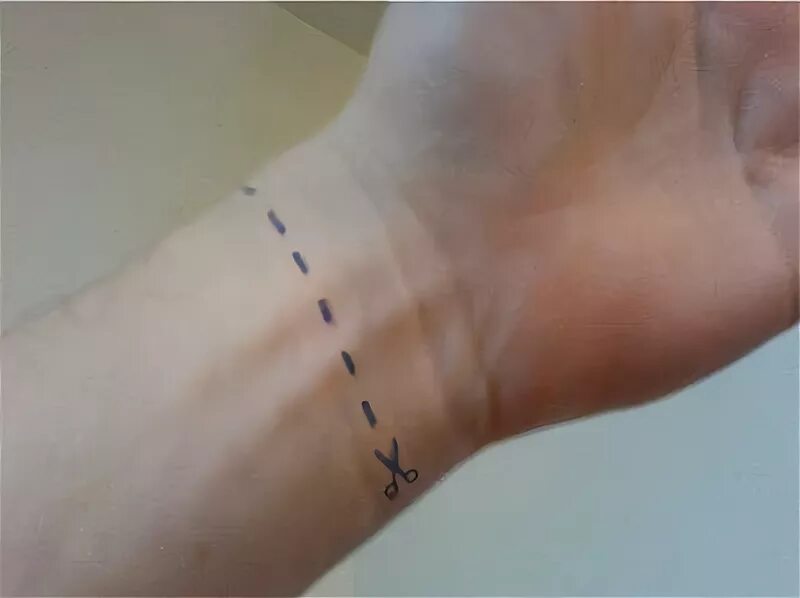 Тату тонкими линиями. Пунктир тату. Пунктир тату. Татуировка пунктир на шее. Татуировка с пунктиром и ножницами.