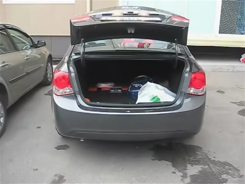 Как открыть багажник круза. Chevrolet cruze багажник. крючки в багажнике шевроле круз хэтчбек. шевроле круз с открытым багажником. открытие багажника шевроле круз.