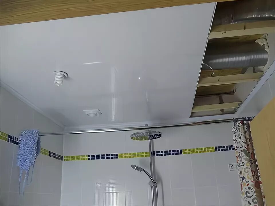 Вентиляция натяжной в ванне. Вытяжка в ванную в потолок. Вытяжка в натяжном потолке в ванной. Вентиляция в ванной комнате на потолке. Вентиляция в потолке в санузле.