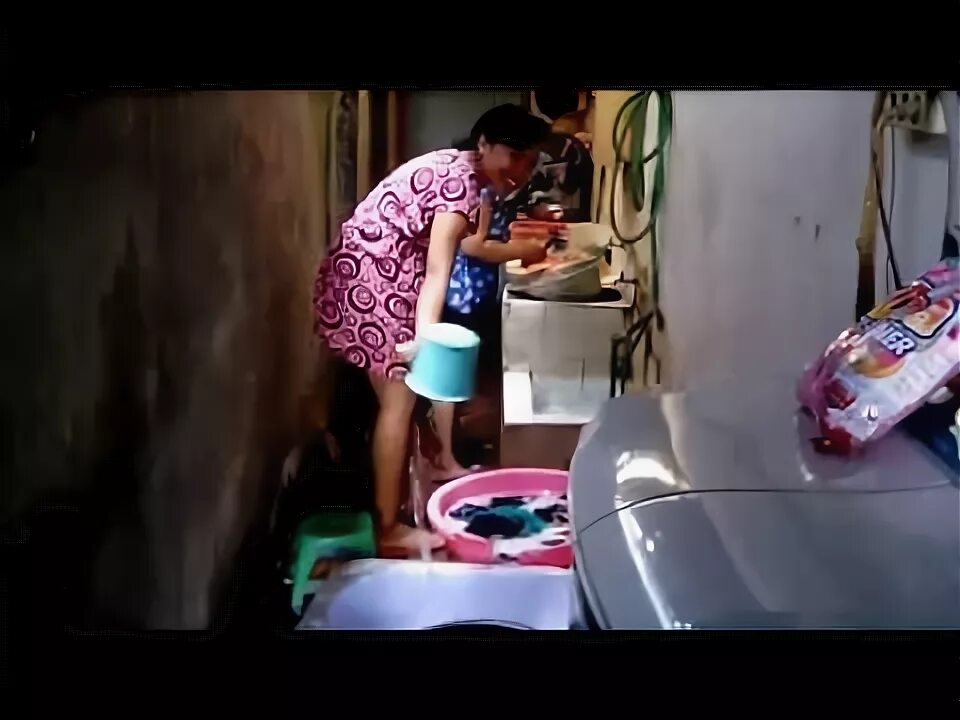 Stw nyuci. Cd emak. Tetangga mandi. Tetangga mandi. Ngintip teler bank lag pipis berbaju biru.