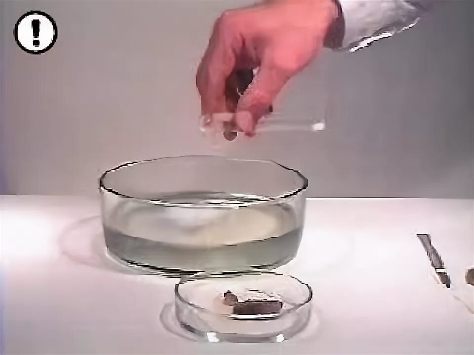 Химическая реакция натрия с водой. Взаимодействие натрия с водой. Металлический натрий с водой. Натрий и вода. Натрий и вода реакция.