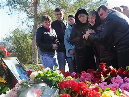 Простились с погибшим на украине. Алтайский край дети омон. Помощь семьям погибших. Выплата семье погибшего картинка. Встреча мельникова с семьями погибших на войне.